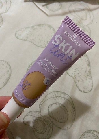 Essence Skin Tint Nemlendirici Fondöten SPF 30