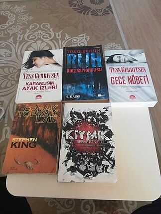 Fotoğraftaki 5 kitap