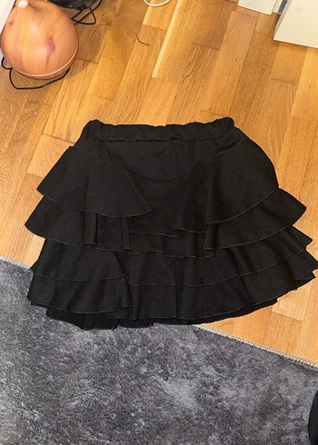 La sarta Volanlı Siyah Mini Etek