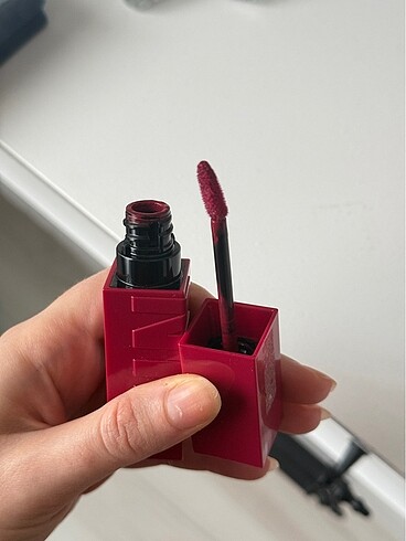 Beden Maybelline Vinly Unrivaled Ruj 30