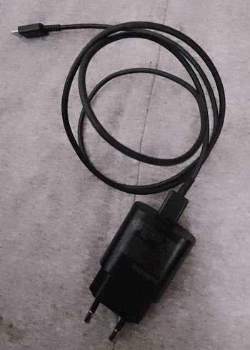 Siyah Telefon Şarj Adaptörü ve Kablosu