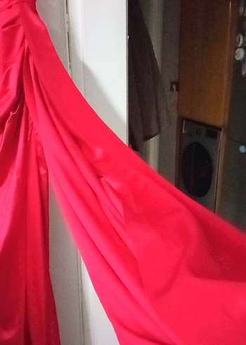 Kırmızı İşlemeli Uzun Askılı Abiye Elbise - Görsel 3