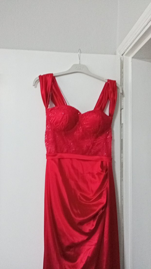 Kırmızı İşlemeli Uzun Askılı Abiye Elbise - Görsel 2