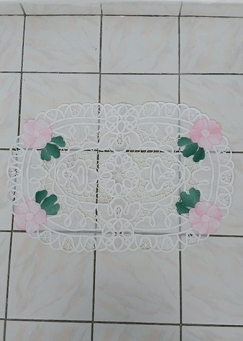 Gül Detaylı Oval Nakışlı Dantel Örtü