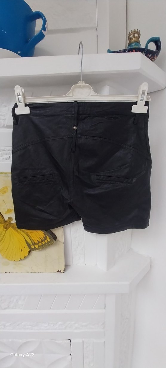 Siyah Deri Kemerli Mini Şort - Görsel 2