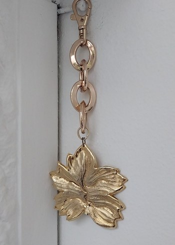Altın Renk Zincir Detaylı Çiçek Figürlü Charm - Görsel 4