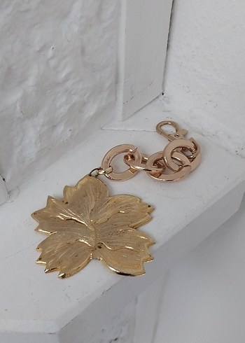 Altın Renk Zincir Detaylı Çiçek Figürlü Charm - Görsel 5