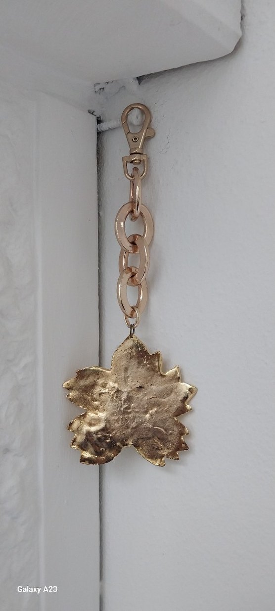 Altın Renk Zincir Detaylı Çiçek Figürlü Charm - Görsel 2