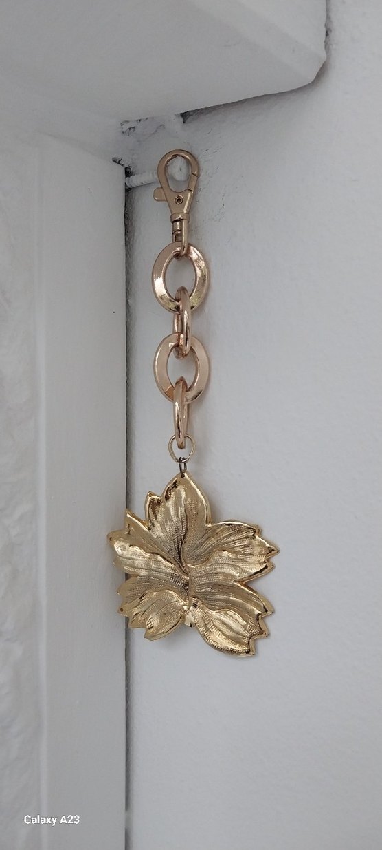 Altın Renk Zincir Detaylı Çiçek Figürlü Charm - Görsel 4