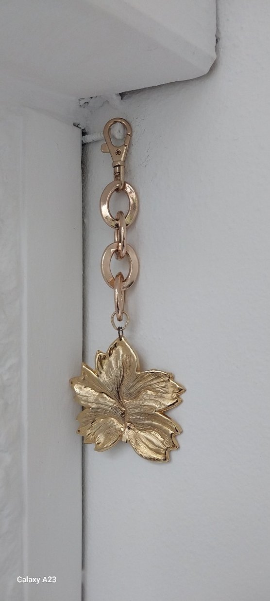 Altın Renk Zincir Detaylı Çiçek Figürlü Charm - Görsel 3