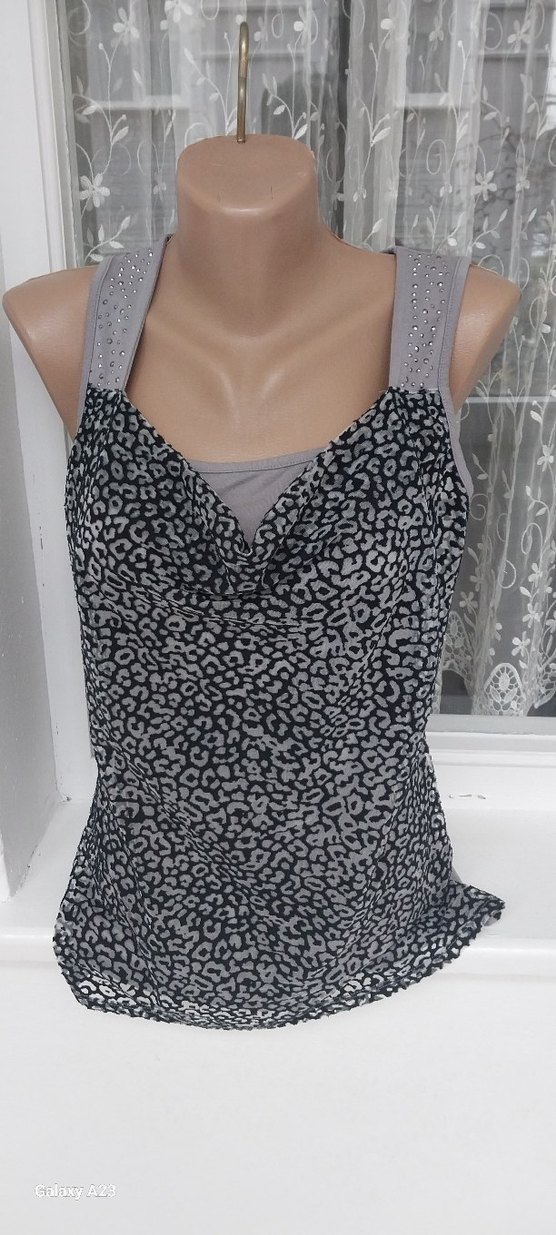 Gri Leopar Desenli V Yaka Kolsuz Mini Bluz - Görsel 2