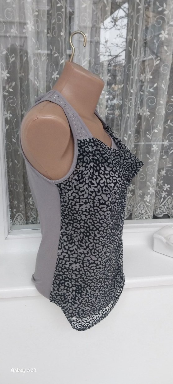 Gri Leopar Desenli V Yaka Kolsuz Mini Bluz - Görsel 4