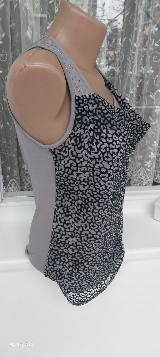 Gri Leopar Desenli V Yaka Kolsuz Mini Bluz - Görsel 3