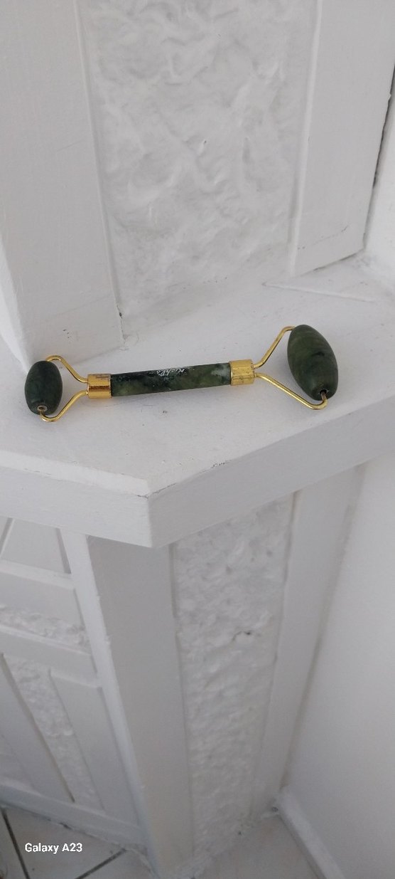 Diger Altın Renkli Yüz Masaj Aleti - Görsel 3