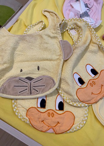 Sarı Nakışlı Bebek Önlüğü Seti - Görsel 2