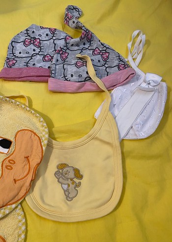 Sarı Nakışlı Bebek Önlüğü Seti - Görsel 3