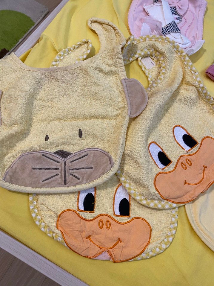 Sarı Nakışlı Bebek Önlüğü Seti - Görsel 2