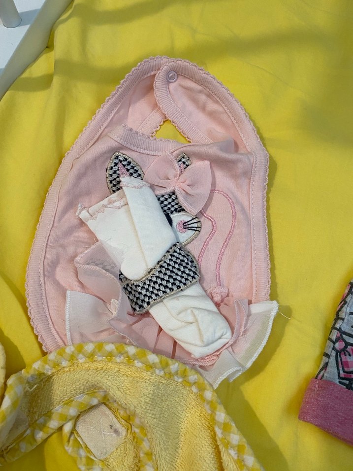 Sarı Nakışlı Bebek Önlüğü Seti - Görsel 5