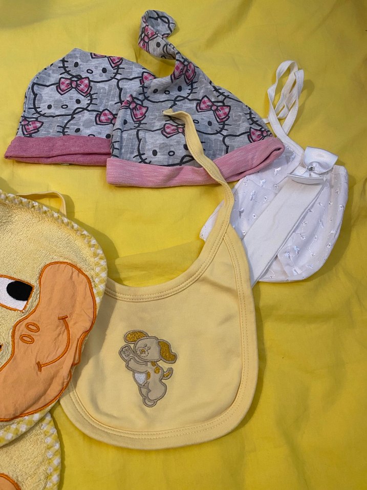 Sarı Nakışlı Bebek Önlüğü Seti - Görsel 3