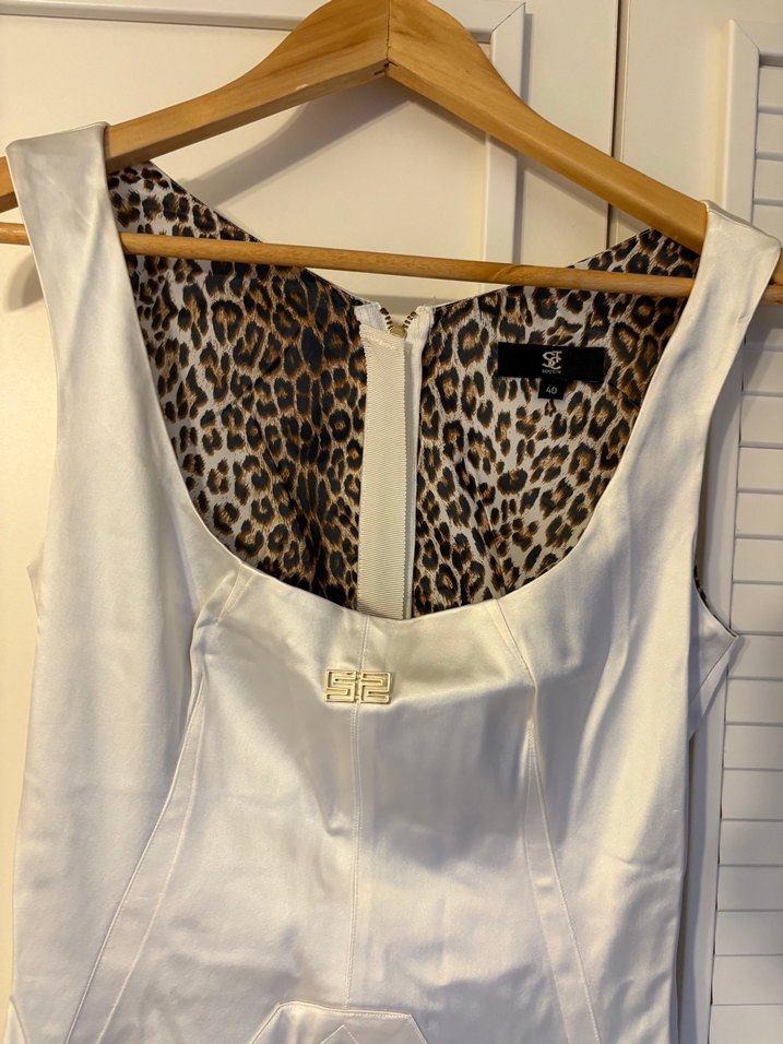 Beyaz V Yaka Midi Drapeli Kadın Elbise - Görsel 2