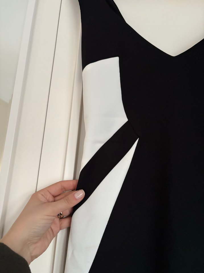 V Yaka Siyah-Beyaz Uzun Kalem Elbise - Görsel 5