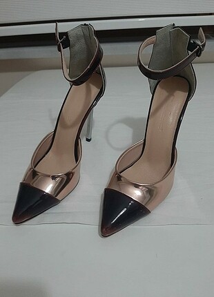 Kadın stiletto topuklu ayakkabı