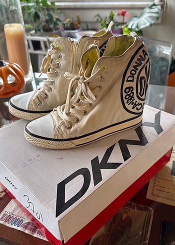 DKNY 38