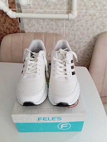 37 Beden beyaz Renk Adidas ayakkabı