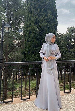 Saten görünümlü gri uzun gece elbisesi