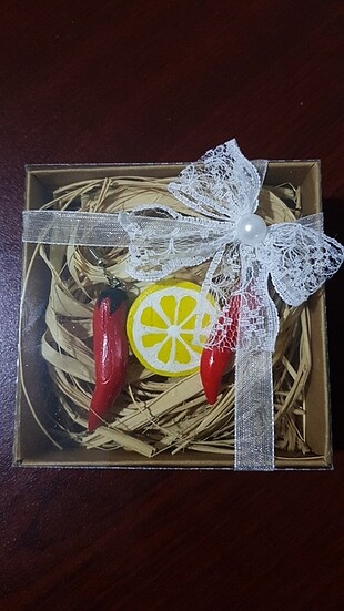 Chili biber küpeler ve limon broş