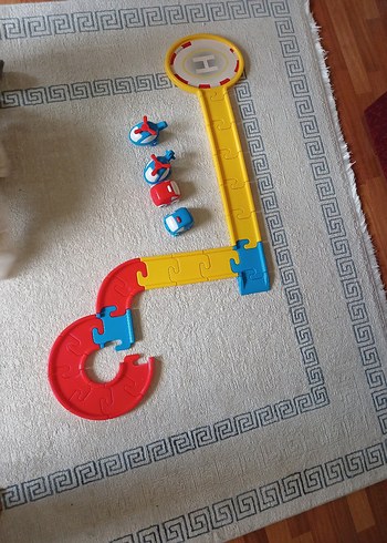 Çok Renkli Çocuk Yapbozu ve Oyuncaklar