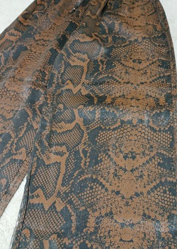 Kahverengi Yılan Desenli Salaş Kadın Pantolon - Görsel 3