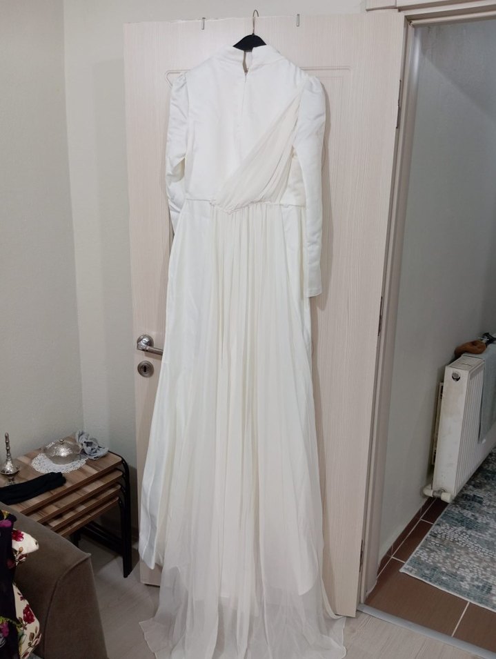 Uzun Kollu Yüksek Yakalı Beyaz Düz Gelinlik - Görsel 3