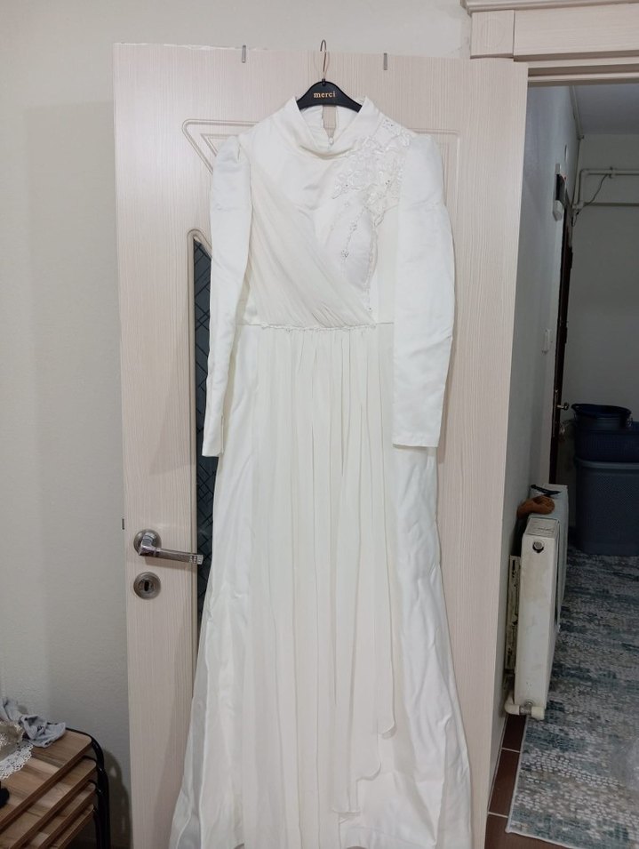 Uzun Kollu Yüksek Yakalı Beyaz Düz Gelinlik - Görsel 2