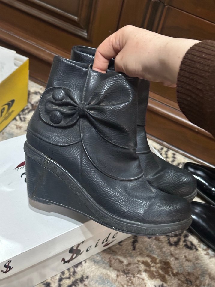 Tokalı Siyah Dolgu Topuklu Kadın Bot - Görsel 2