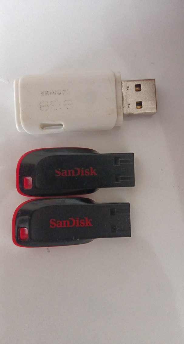 Beyaz ve Siyah USB Flash Bellek Seti - Görsel 3