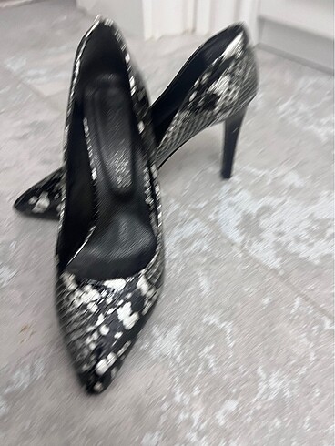 Yılan derisi stiletto