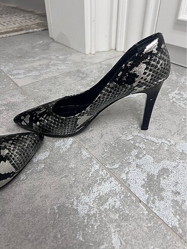 Diğer Yılan derisi stiletto