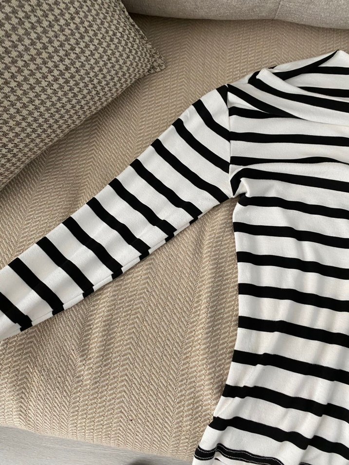 Beyaz Siyah Çizgili tek omuz Bluz - Görsel 3