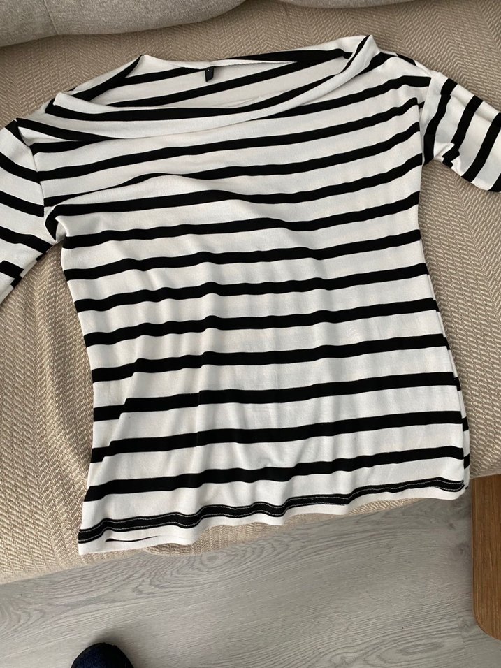 Beyaz Siyah Çizgili tek omuz Bluz - Görsel 4