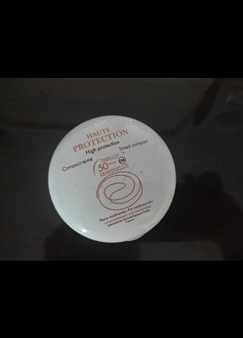 Avene Compact güneş koruyucu 