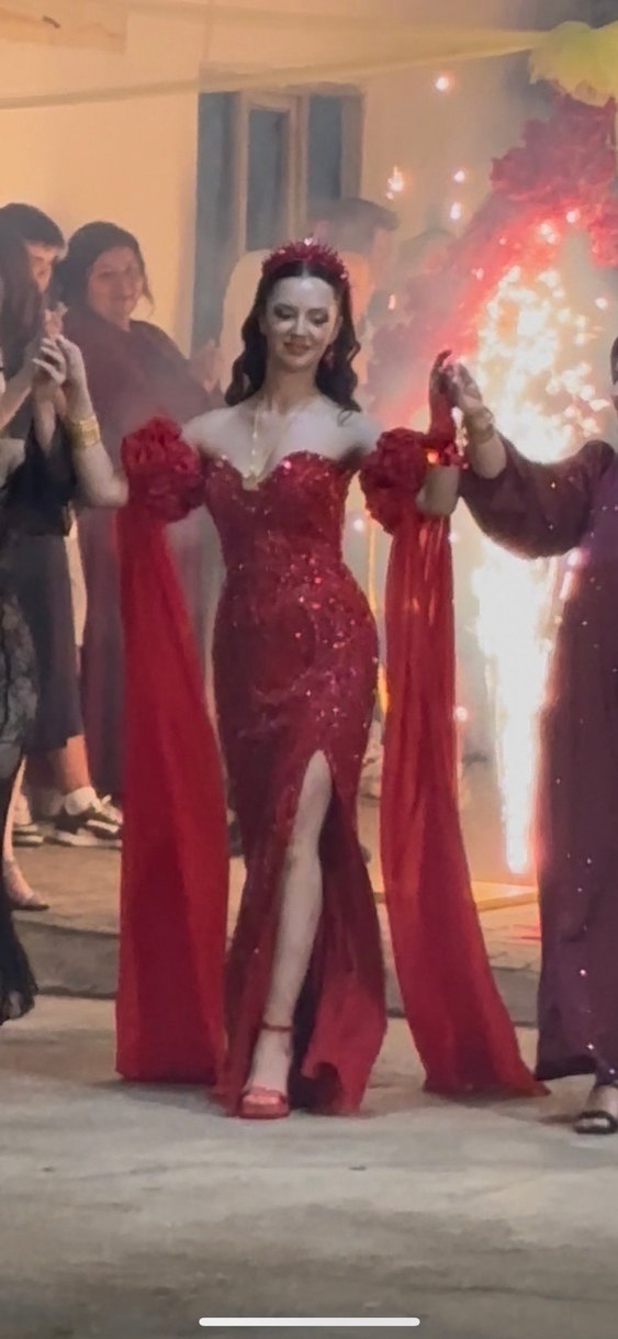 Kırmızı İşlemeli Straplez Uzun Kına Elbisesi - Görsel 4