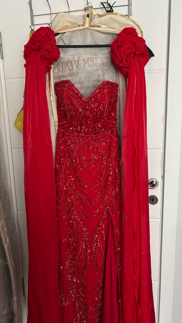 Kırmızı İşlemeli Straplez Uzun Kına Elbisesi - Görsel 3