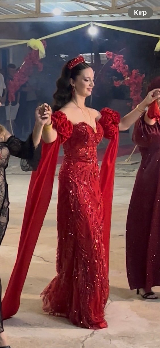 Kırmızı İşlemeli Straplez Uzun Kına Elbisesi - Görsel 2