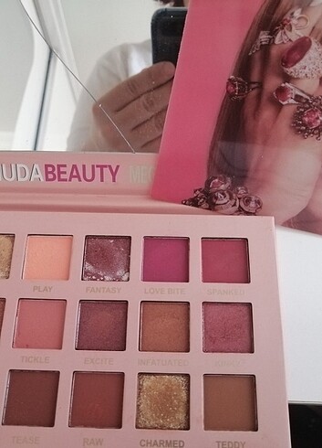Huda Beauty Far paletı