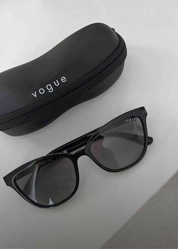 VOGUE GÜNEŞ GÖZLÜĞÜ