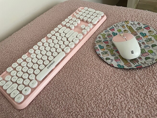 PEMBE KLAVYE VE MAUSE