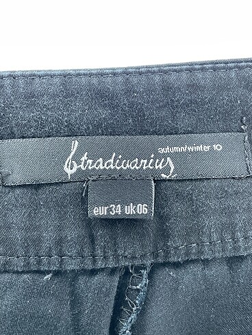 34 Beden siyah Renk Stradivarius Mini Şort %70 İndirimli.