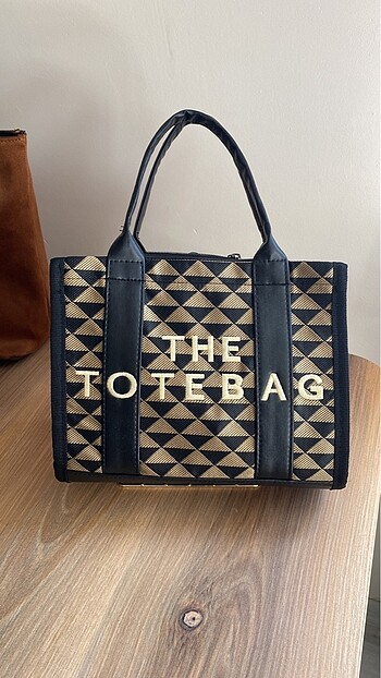 The tote bag çanta