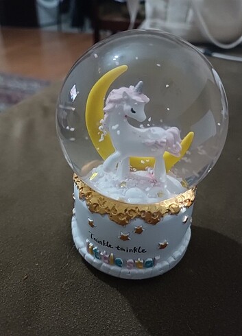 Kar küresi unicorn